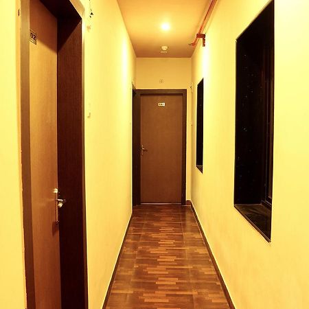 כלכותה Hotel Trimoorti מראה חיצוני תמונה