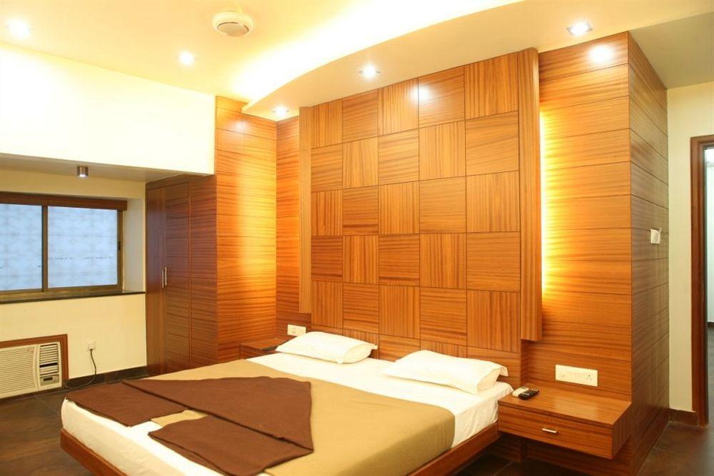 כלכותה Hotel Trimoorti מראה חיצוני תמונה