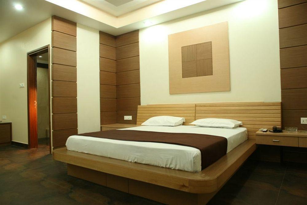 כלכותה Hotel Trimoorti מראה חיצוני תמונה