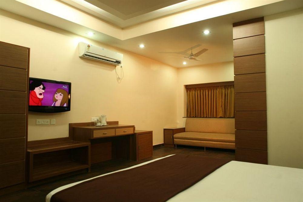 כלכותה Hotel Trimoorti מראה חיצוני תמונה