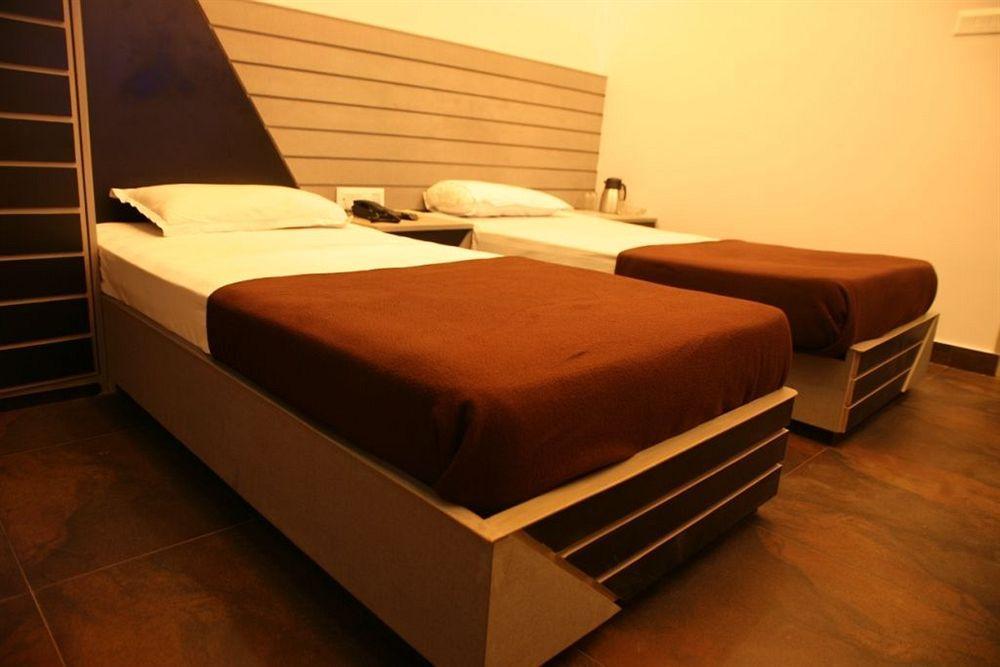 כלכותה Hotel Trimoorti מראה חיצוני תמונה