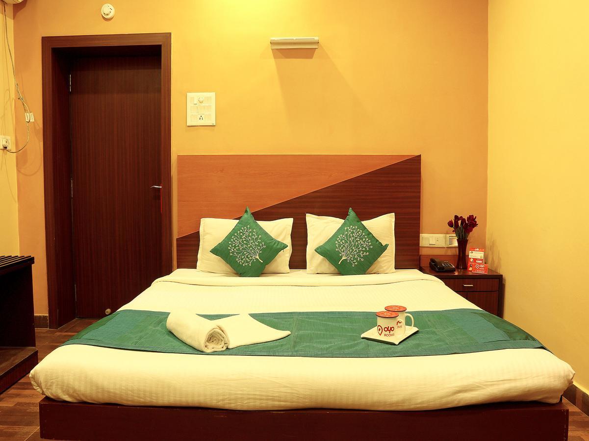 כלכותה Hotel Trimoorti מראה חיצוני תמונה