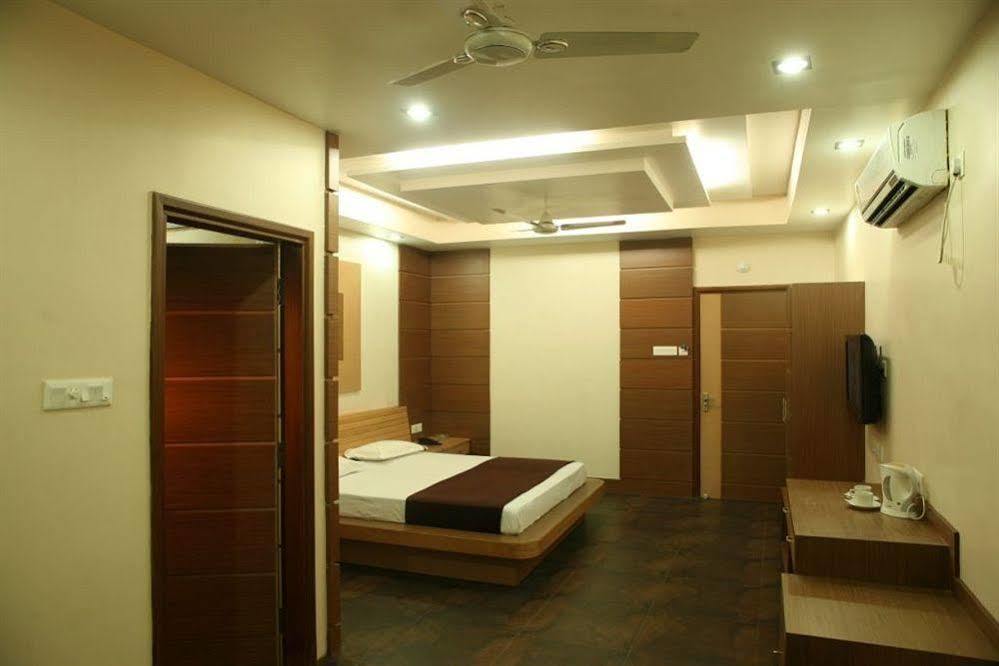 כלכותה Hotel Trimoorti מראה חיצוני תמונה