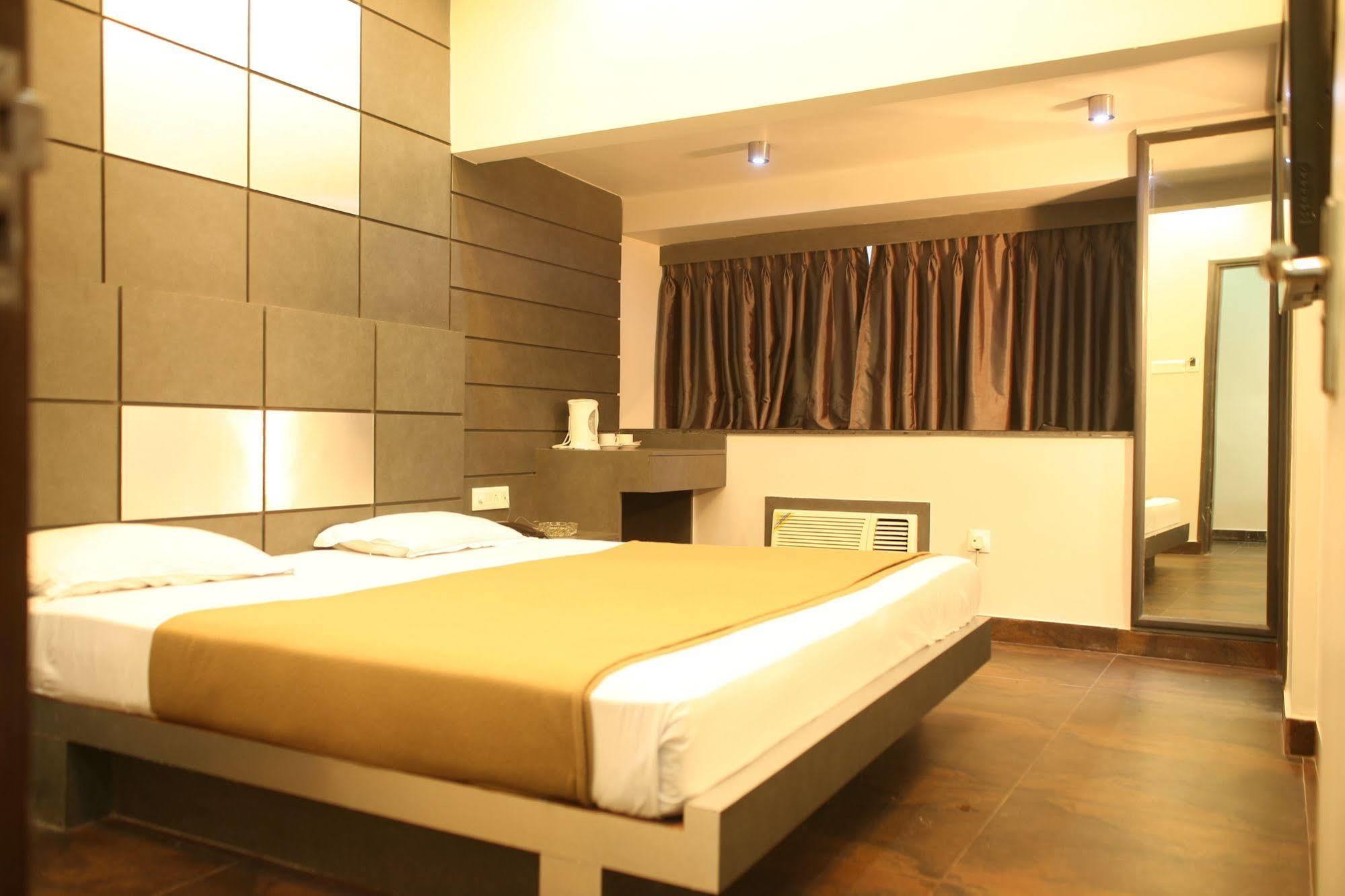 כלכותה Hotel Trimoorti מראה חיצוני תמונה
