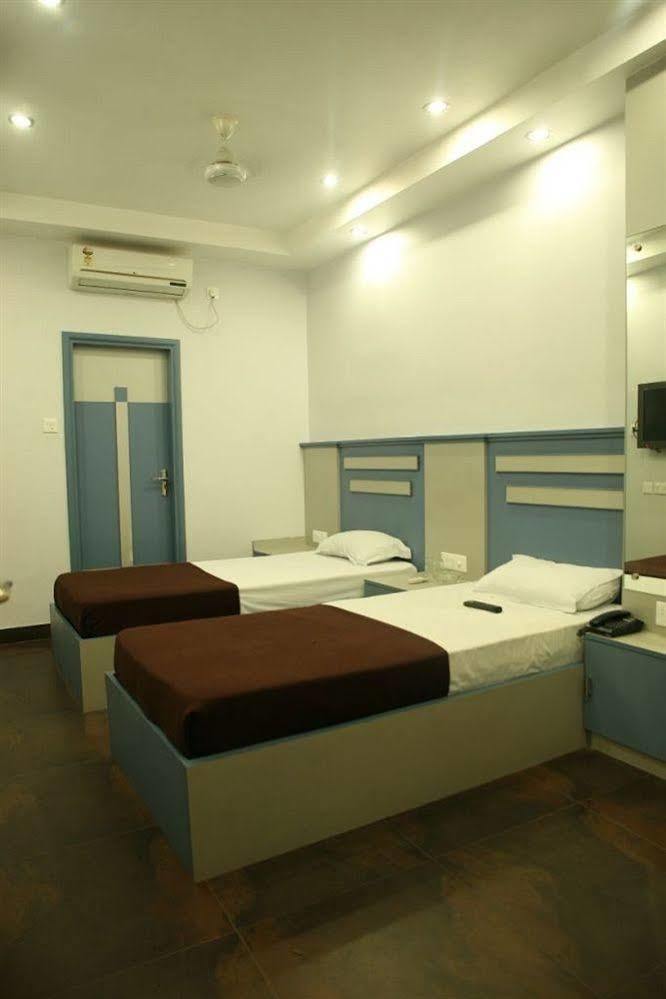 כלכותה Hotel Trimoorti מראה חיצוני תמונה