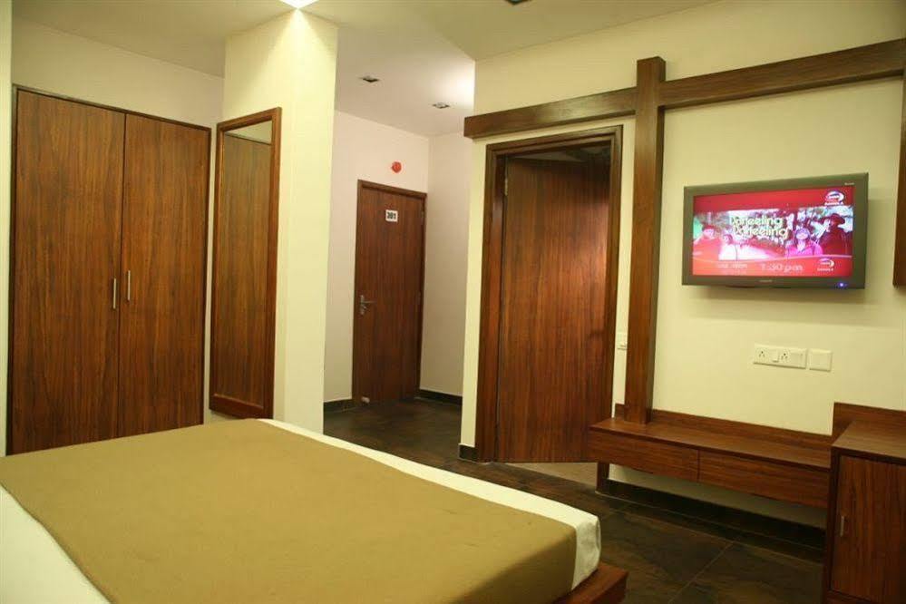 כלכותה Hotel Trimoorti מראה חיצוני תמונה
