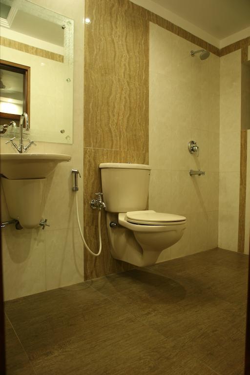 כלכותה Hotel Trimoorti מראה חיצוני תמונה